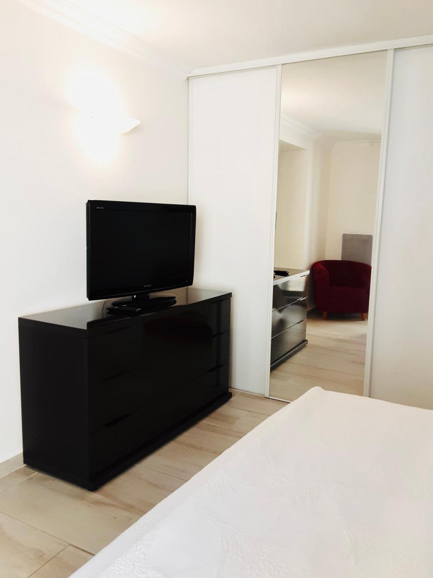 Le Cocon Setois, Clim, Patio Et Garage Pour Vehicule Type Golf, Linge De Lit Et Serviettes Inclus Apartment Sete